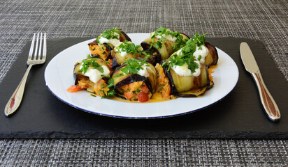 rouladen aus auberginen mit fühlung aus möhren, tomaten und zwiebeln