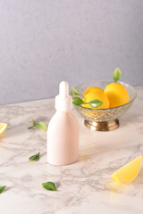 ボタニカルなスキンケアボトル