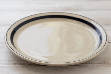 テーブルの上のお皿　平皿