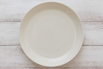 テーブルの上のお皿　平皿