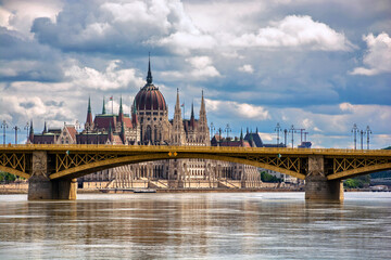 Fototapeta na wymiar Budapest, Margaret Bridge on the background of the Hungarian Parliament, cityscape