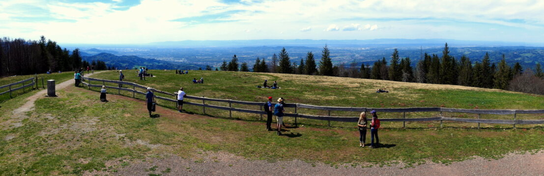 viele Wanderer genie&szlig;en im S&uuml;dschwarzwald die Panorama - Aussicht vom Kandel an sonnigem Tag