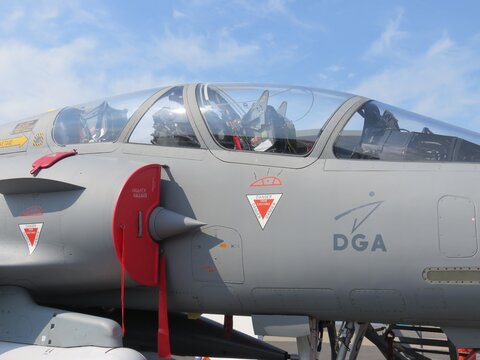 Vue lat&eacute;rale d'un cockpit de Rafale, c&eacute;l&egrave;bre avion de chasse militaire fran&ccedil;ais, avec le logo de la DGA (Direction G&eacute;n&eacute;rale de l'Armement) sur la carlingue &ndash; juin 2017 (France)