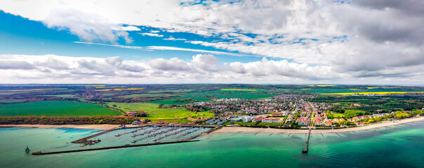 Ostseebad Kühlungsborn Luftbildaufnahme in der Rapsblüte
