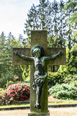 altes Steinkreuz mit einer Jesusfigur