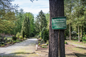 Eingangsbereich des Waldfriedhofes nahe Hösel