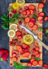 Preparare una dolce macedonia di fragole dall'alto