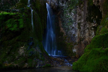 Obraz premium Wasserfall an einem Schönem Sommerwetter 