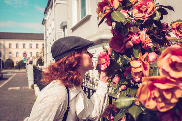 Frau zwischen Säulen