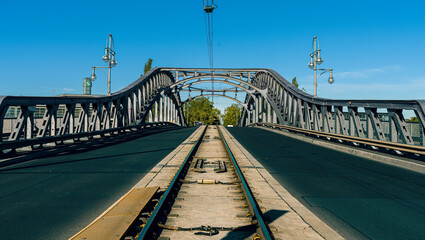 Schienenverkehr auf der Bornholmer Brücke in Berlin