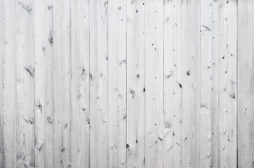 Fototapeta na wymiar きれいな白い木目模様の板壁_経年変化した杉板の質感