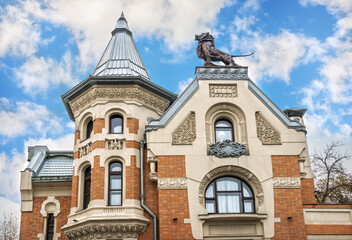Fototapeta na wymiar Kekusheva's house with a lion on the roof on Ostozhenka street in Moscow