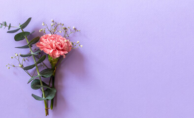 arreglo de rosa en fondo lila claro