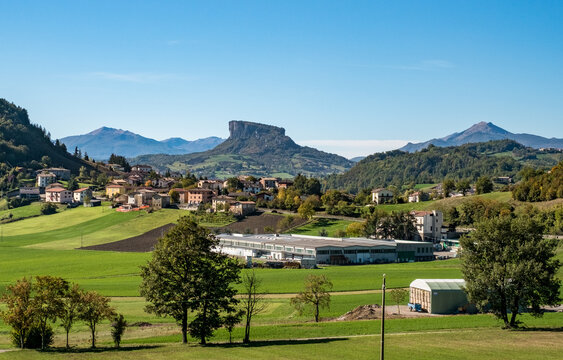 The Pietra di Bismantova (Stone of Bismantova) viewed from road SS63. Reggio Emilia province, Emilia Romagna, Italy.