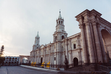 Fototapeta premium Plaza de Armas de la ciudad con la iglesia