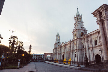 Fototapeta na wymiar Plaza de Armas de la ciudad con la iglesia