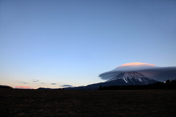 Fototapeta na wymiar Mt.Fuji, Lenticular cloud-Umbrella cloud, 富士山, 笠雲, つるし雲, 朝霧高原