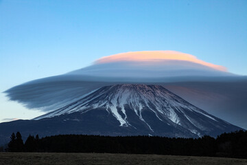 Fototapeta premium Mt.Fuji, Lenticular cloud-Umbrella cloud, 富士山, 笠雲, つるし雲, 朝霧高原