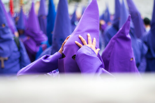 Manifestaci&oacute;n religiosa en semana santa en Ecuador con los Cucuruchos en procesi&oacute;n