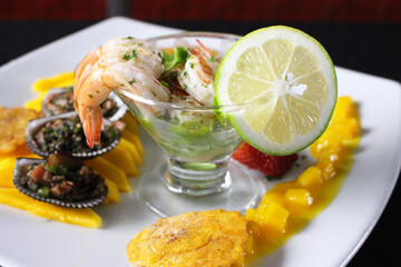 Ceviches ecuatorianos, comida de mar con camarones y conchas