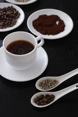 Granos de café, tostados y molidos
