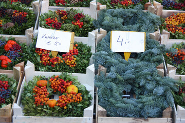 Couronnes de fête au marché