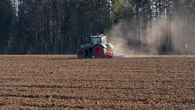 Landwirt mit Traktor bei der Feldarbeit, Bayern, Deutschland