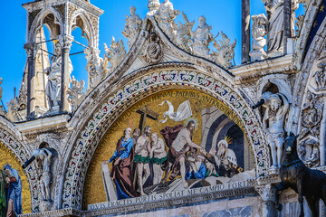 Obraz premium Architectural fragment of the facade of Patriarchal Cathedral Basilica of Saint Mark at Piazza San Marco, Venice, Italy.