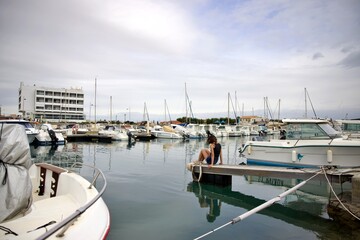 Jeune femme darse tourisme port bateau voilier - vacances d&eacute;tente repos calme voyage aventure d&eacute;couverte