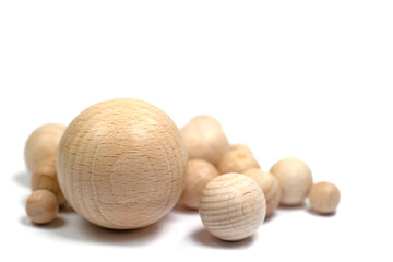 Kugeln aus Holz vor weißem Hintergrund