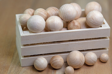 Viele Holzkugeln in einer Holzkiste