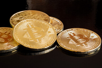 Cryptomonnaies : Bitcoins sur fond noir