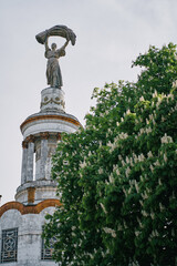 Obraz premium The spire of an old Soviet building with a monument at the top. Kiev, VDNKh.