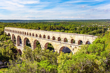 Fototapeta premium The Pont du Gard and dense forest