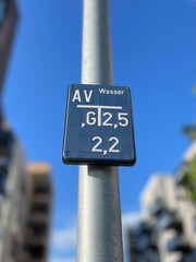 Hinweisschild zu Stra&szlig;eneinbauten Wasser Wasserversorgung Stra&szlig;enkappe Wasserleitung Anschlussventil