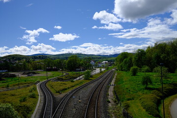 Fototapeta na wymiar Ausblick Wernigerode. Vordergrund Bahngleise der Harzer Schmalspurbahn und im Hintergrund der Brocken