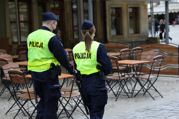 Para policjantów patroluje puste miasto. Locdown.