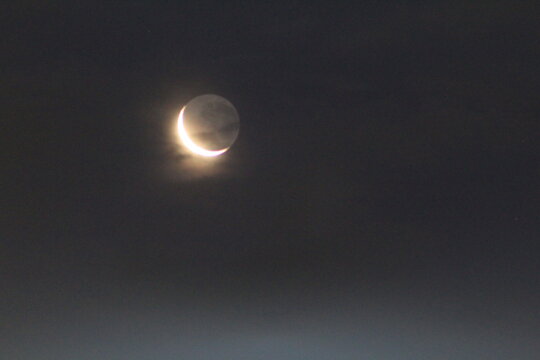 Lua Nova e Nuvens