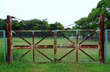 錆びた門のある空き地の風景 © miracle8