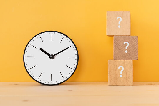時間、時刻｜時計とハテナマークの積み木