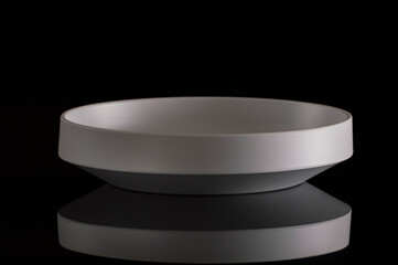 Plato hondo color blanco con fondo negro