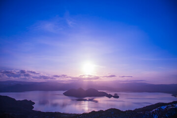 朝の陽光照らす春の洞爺湖2
