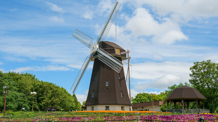 風車の丘と青空
