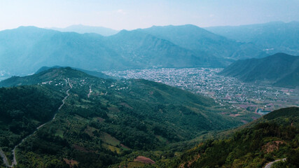 Fototapeta premium Valle del cañon del rio blanco, un área semi urbana rodeada de majestuosas montañas verdes con presencia de zonas rurales, dan un paisaje verde con prados, cultivos y una impresionante vista de altura