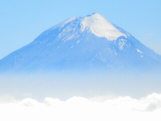Fototapeta na wymiar Este es el volcan mas alto de mexico, el Pico de Orizaba, visto desde unos kilometros en otra montaña El Cofre de Perote