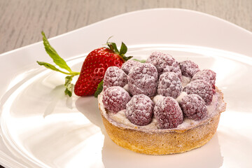 Sweet Round tart with raspberry