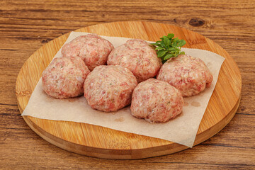 Raw turkey meatball for cooking
