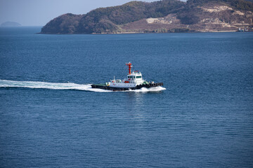山口県大島大橋、大島を横切る小型船。