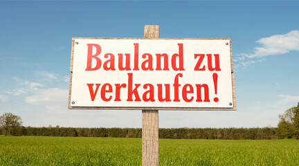 Schild auf der gr&uuml;nen Wiese: Bauland zu verkaufen!