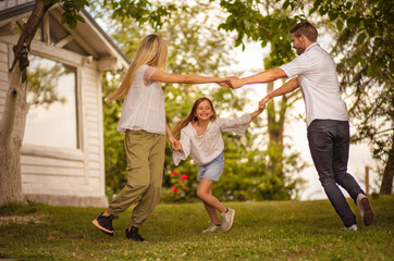 Obraz premium Happy family in backyard.